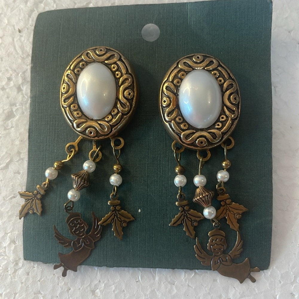 Christmas angel mistletoe earrings gold tone pearls dangle pierced ears women’s